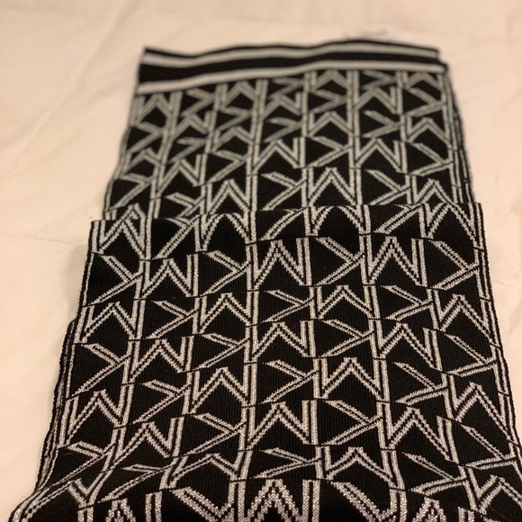 NWT MICHEAL KORS SIGNATURE METALLIC SCARF - Picture 3 of 7